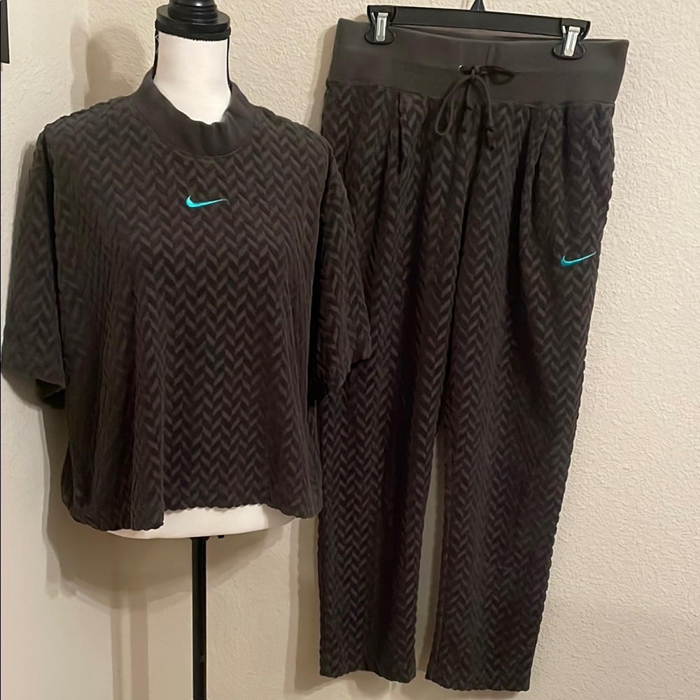 Nike French terry Tracksuit . Chevron pattern . Dark green and aqua swoosh
